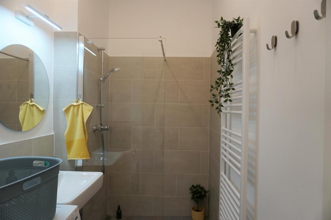 Modern 2br - Full Kitchen - Schoenbrunn Area - 15 Mins To Center * Wiedeń